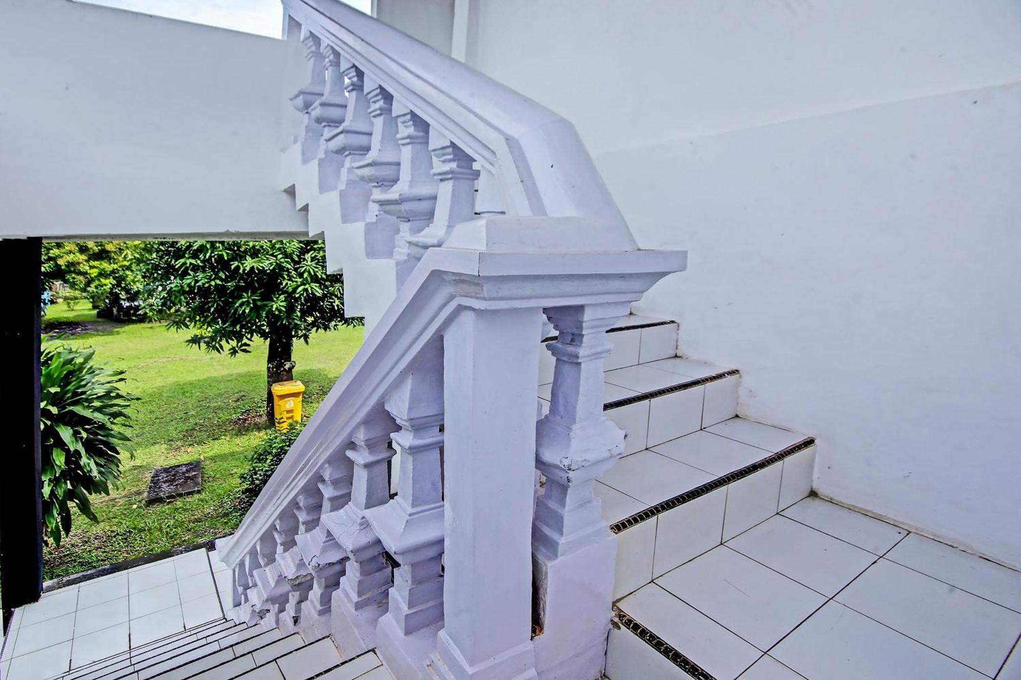 Oyo Life 91127 Wisma Sukajadi Syariah Perabumulih Zewnętrze zdjęcie